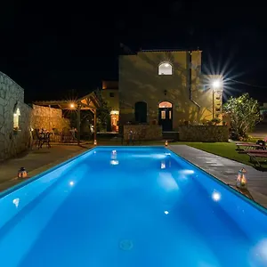 Skandalis With Pool Hébergement de vacances